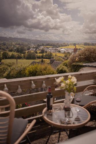Pentrefelin House | Central Llandeilo with Stunning views- Sleeps 2