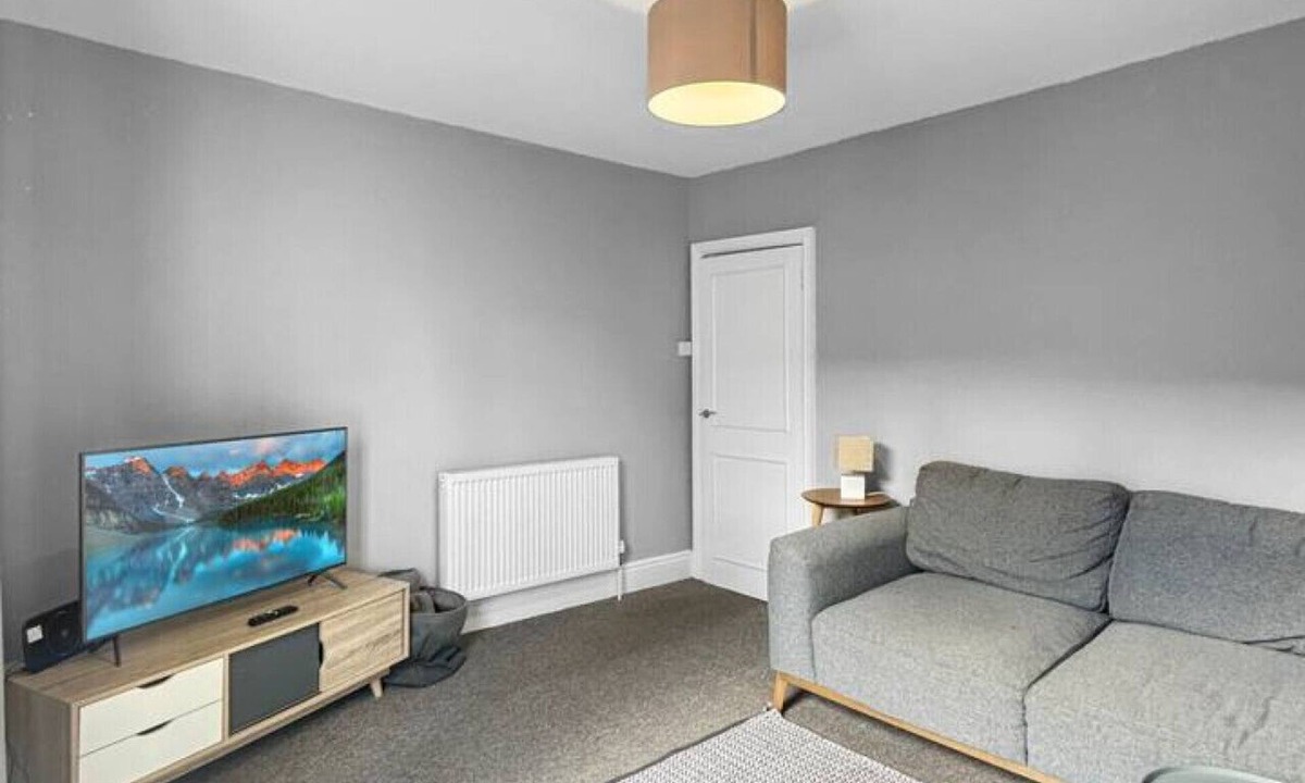 Grantham Villa | Central location 1 bed sleeps 5 Free Gym Access