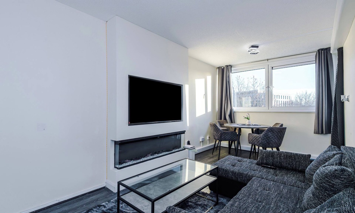 Belle Vue Apartment | Central Manchester Apartment with Fast WiFi and Balcony Views