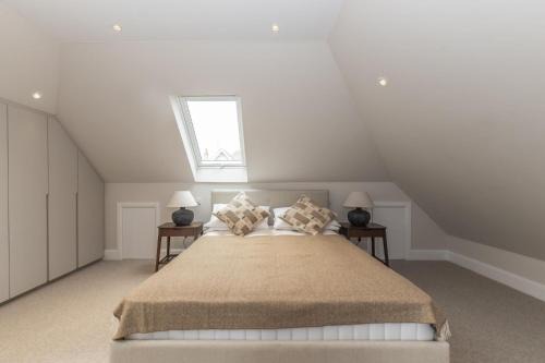 Surbiton Hill Apartment | Central Surbiton Studio Walk to Station - Pass the Keys