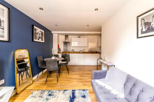 Abingdon Apartment | Centralised Abbey Yard Apartment by Prescott Apartments