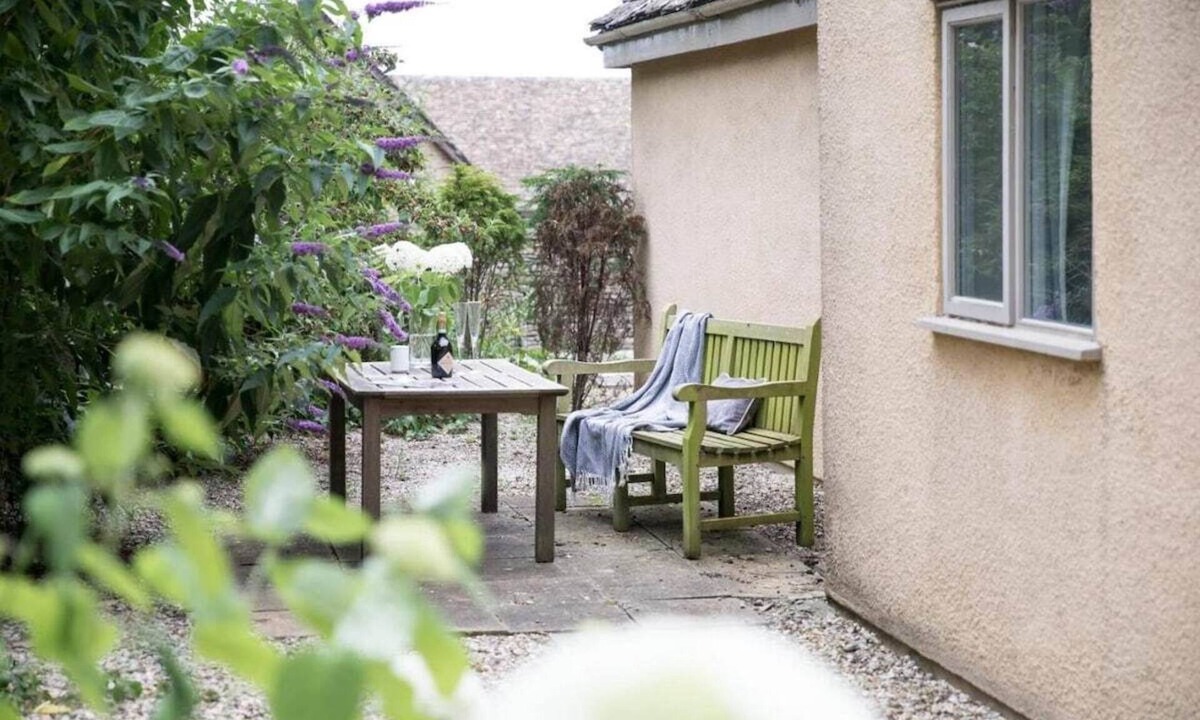 Beverston House | Charming 2 Bed/1 Bath in Beverston Castle