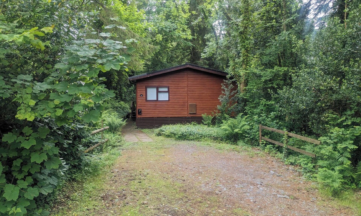 Machynlleth Cabin | Charming 2-bedroom lodge in mystical Machynlleth with WiFi