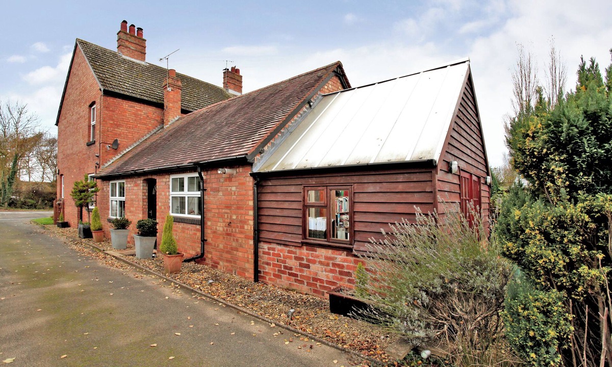 Spetchley House | Charming 3 Bed Home with Garden & Parking near Worcester