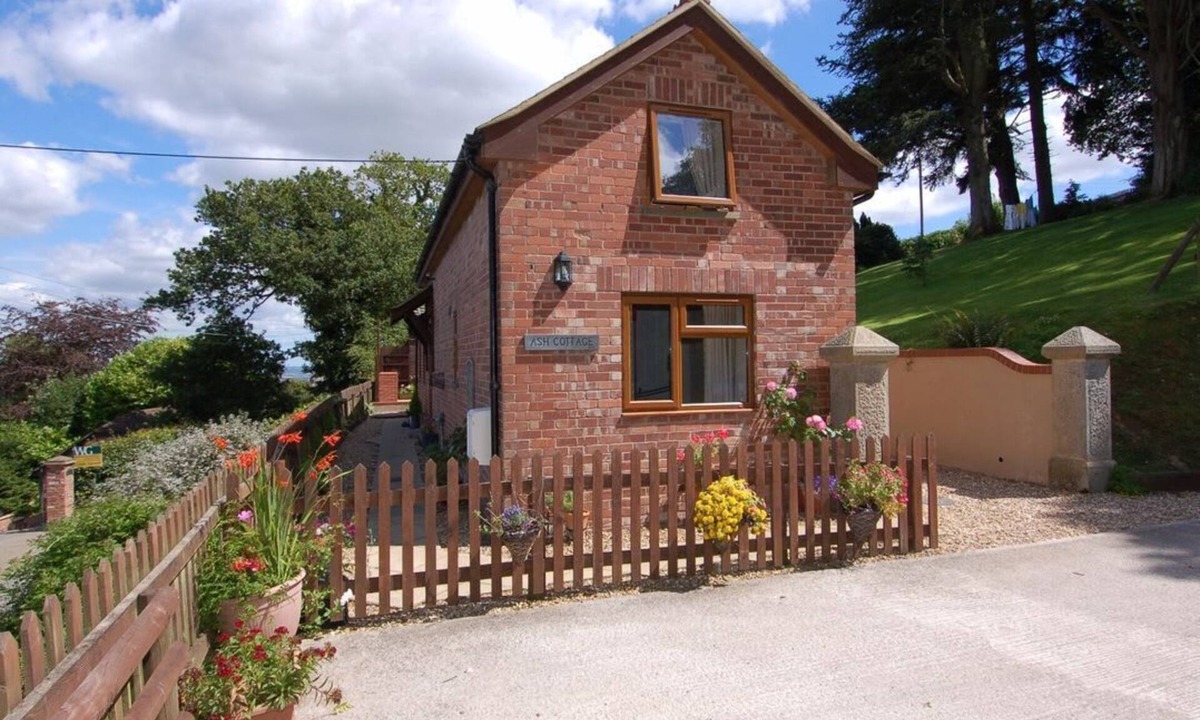 Holcombe Burnell Cottage | Charming Ash Cottage in Exeter