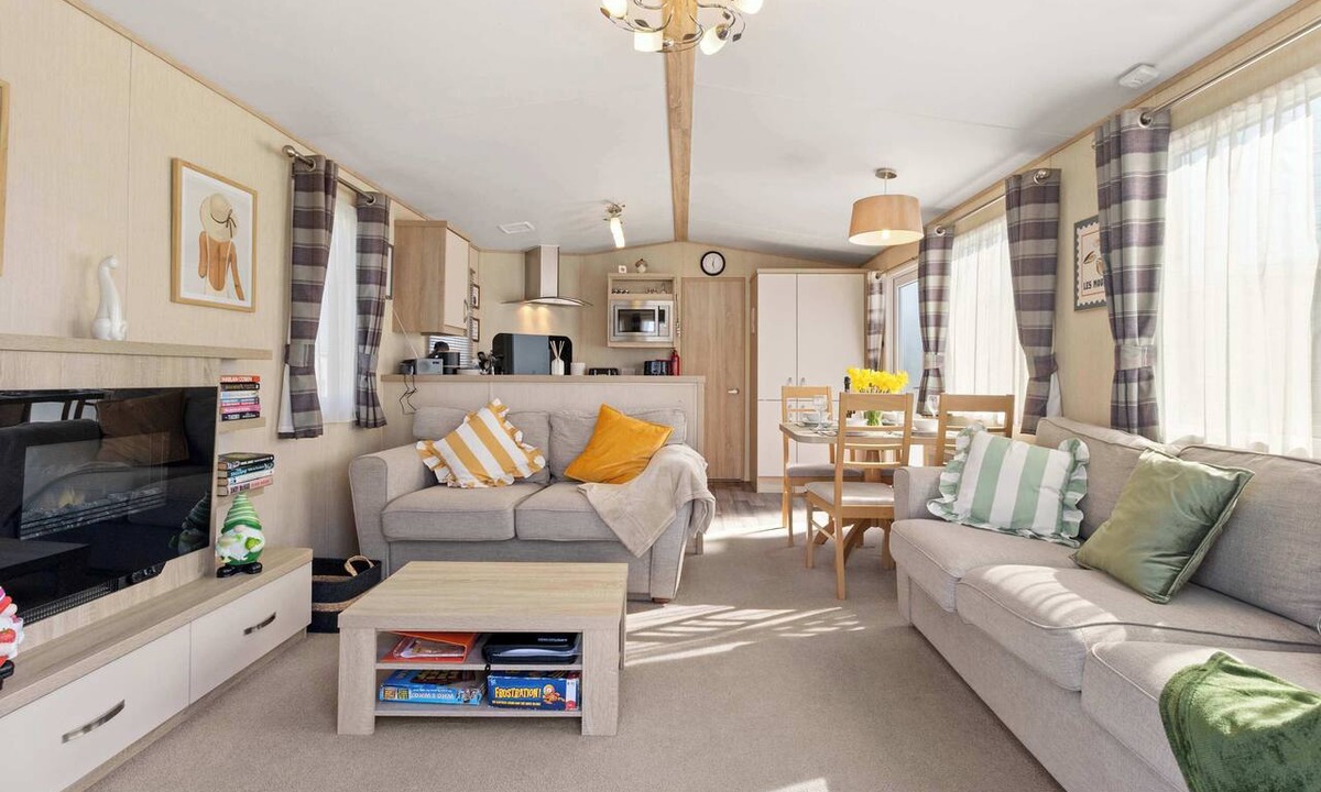 Pevensey Ski Chalet | Charming Beachside Chalet close to clubhouse