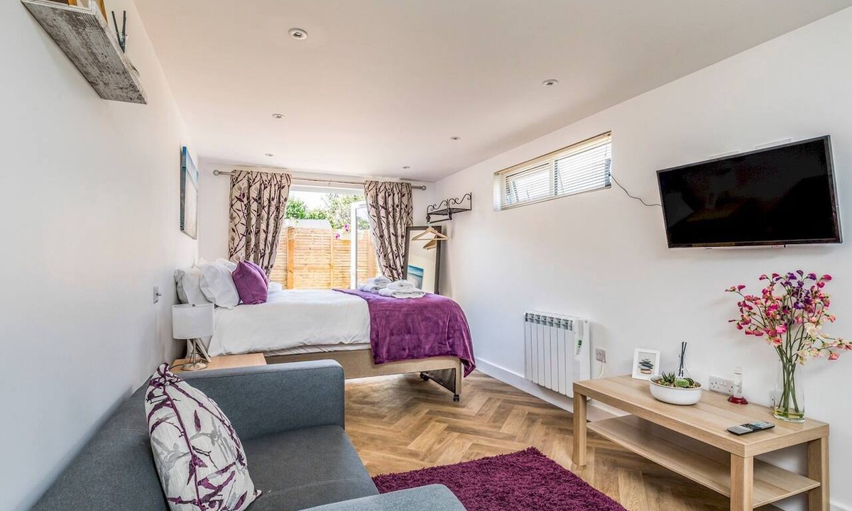 East Wittering Apartment | Charming Chalet A Stone's Throw From The Beach! - Pass the Keys