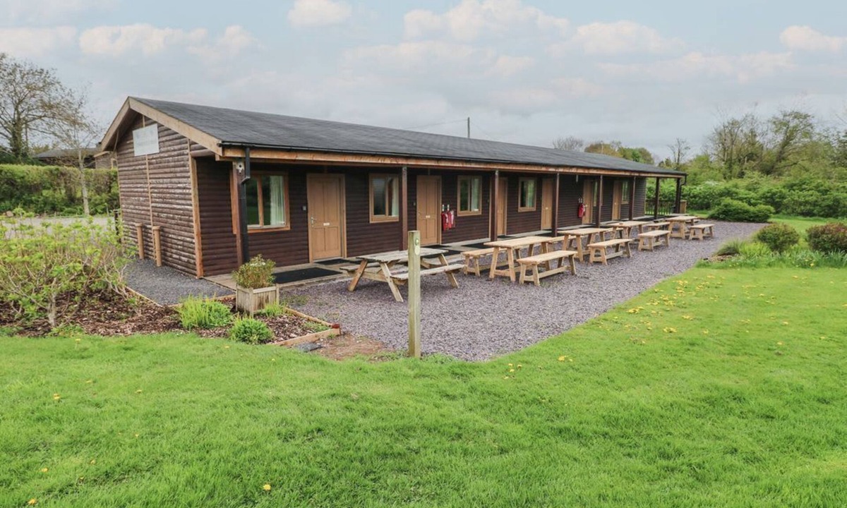 Cowbridge Cabin | Charming Cherry Home in Cowbridge