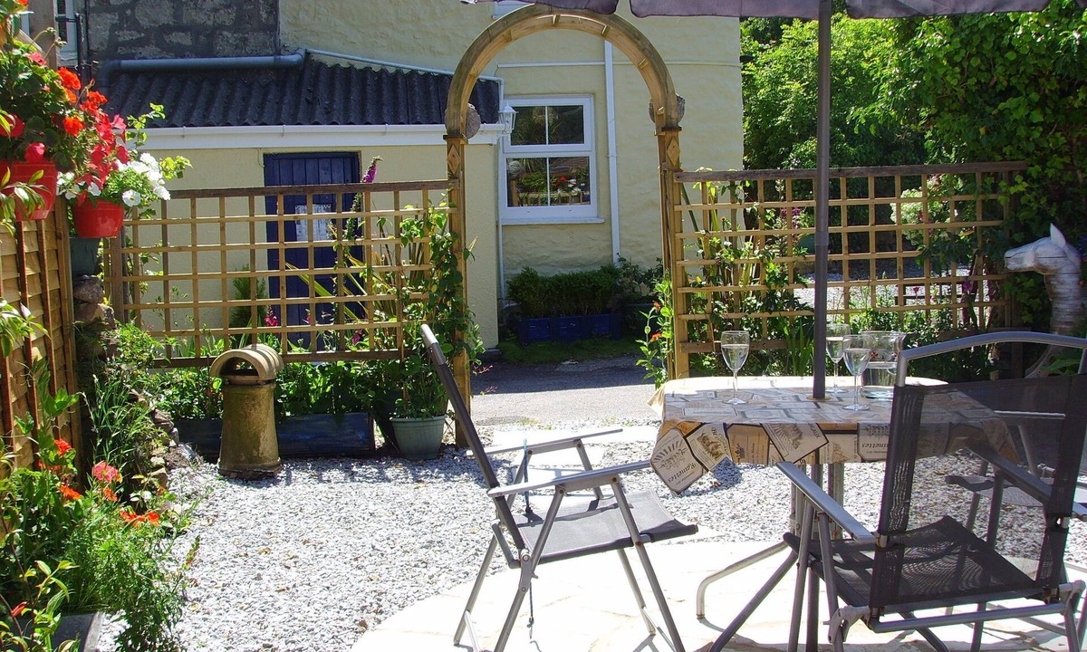 Lanner Cottage | Charming Cosy Annexe near Falmouth Portreath Central for exploring Cornwall