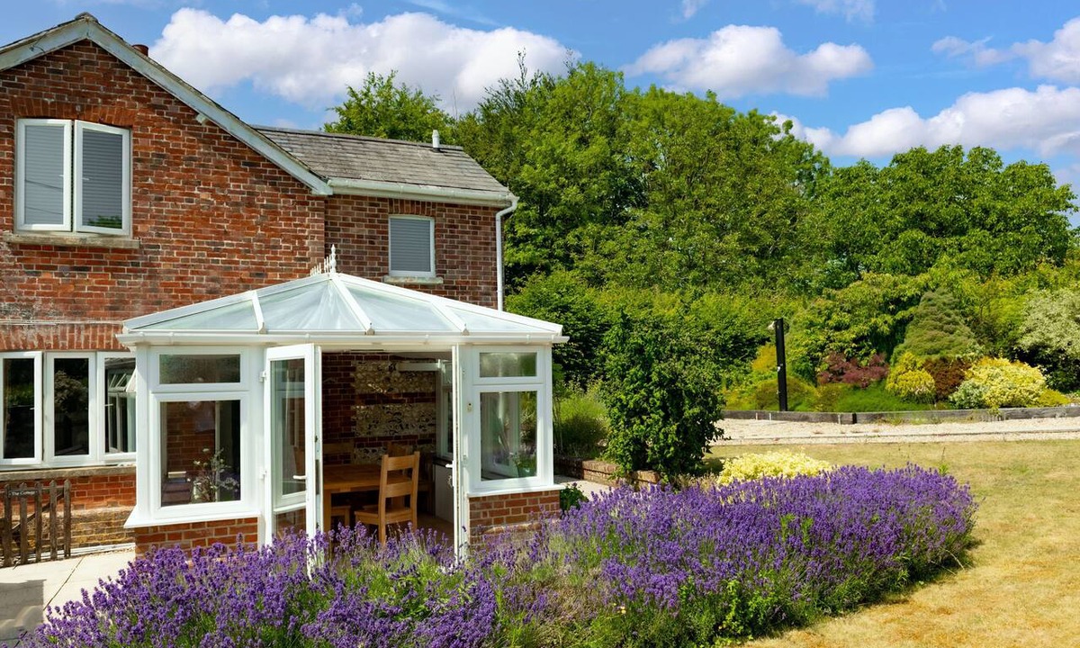 Blandford Saint Mary Apartment | CHARMING COTTAGE - SPECIAL GATEAWAY | SLEEPS 8 | HOT TUB | BBQ | PATIO | WI-FI | PET ALLOWED