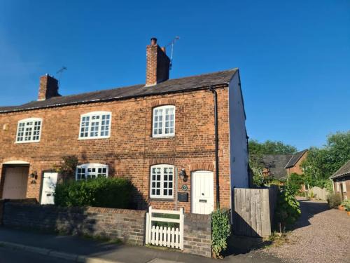 Chester House | Charming Cottage close to Chester Garden Parking