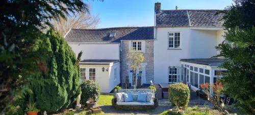 Barnstaple House | Charming cottage in Pilton-newly renovated