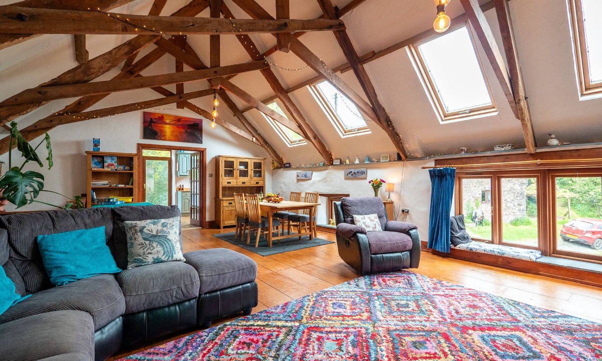Totnes House | Charming Devon Barn for the family with parking