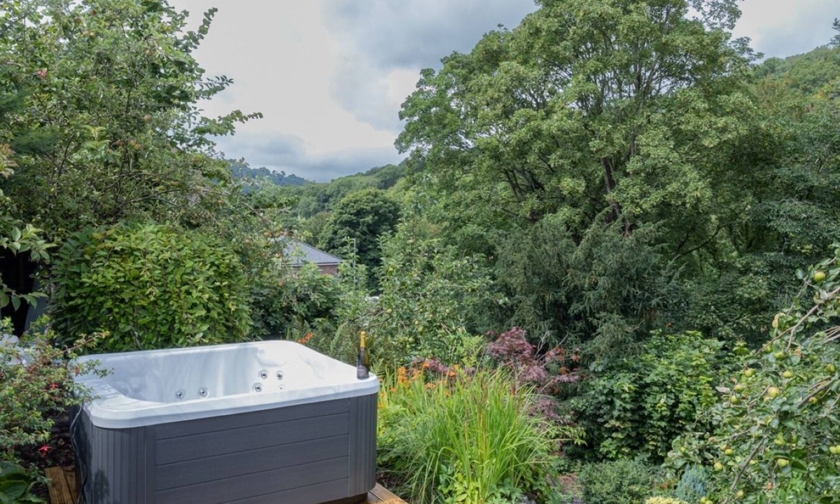 Llangollen House | Charming Eco Hideaway on the Dee River with Private Relaxing Hot Tub