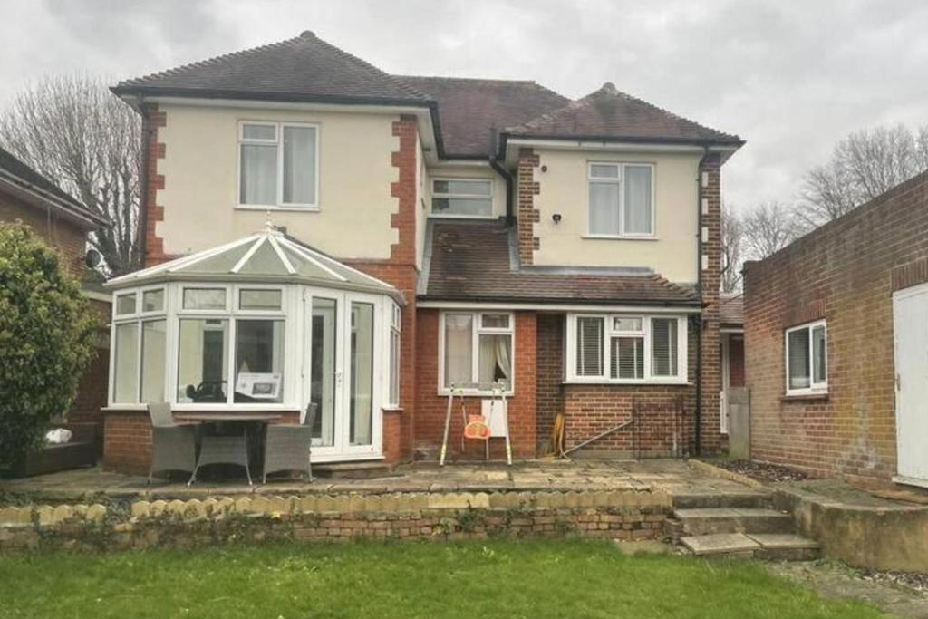 Hillingdon House | Charming House with Garden - Sleeps 6 & Parking