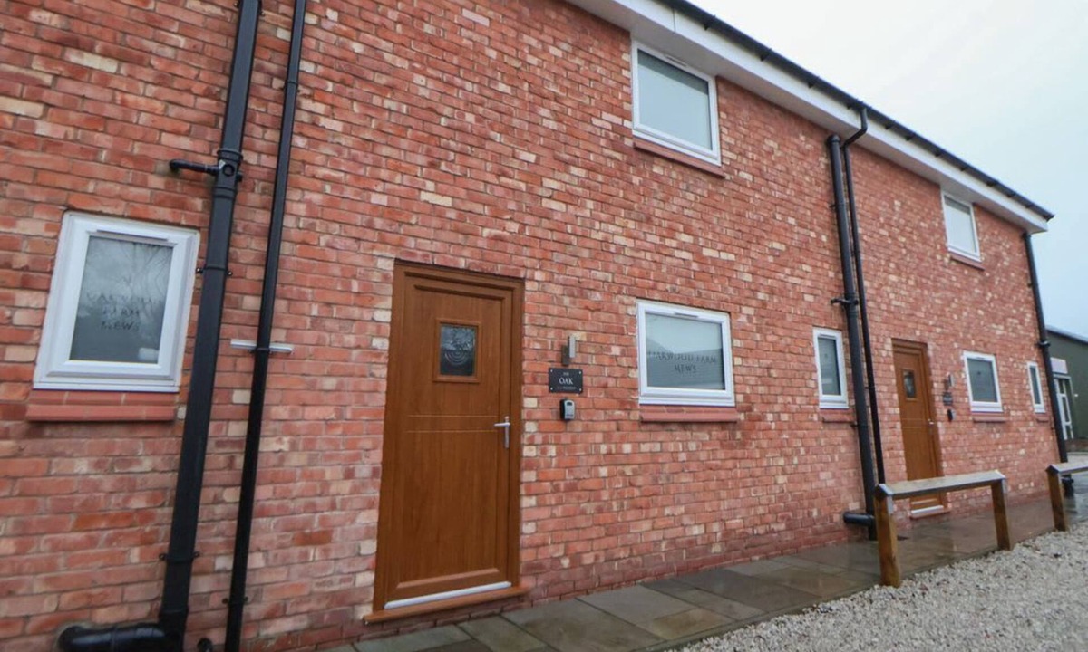 Chorlton-by-Backford House | Charming Oak Barn Retreat Near Ashcroft Fm