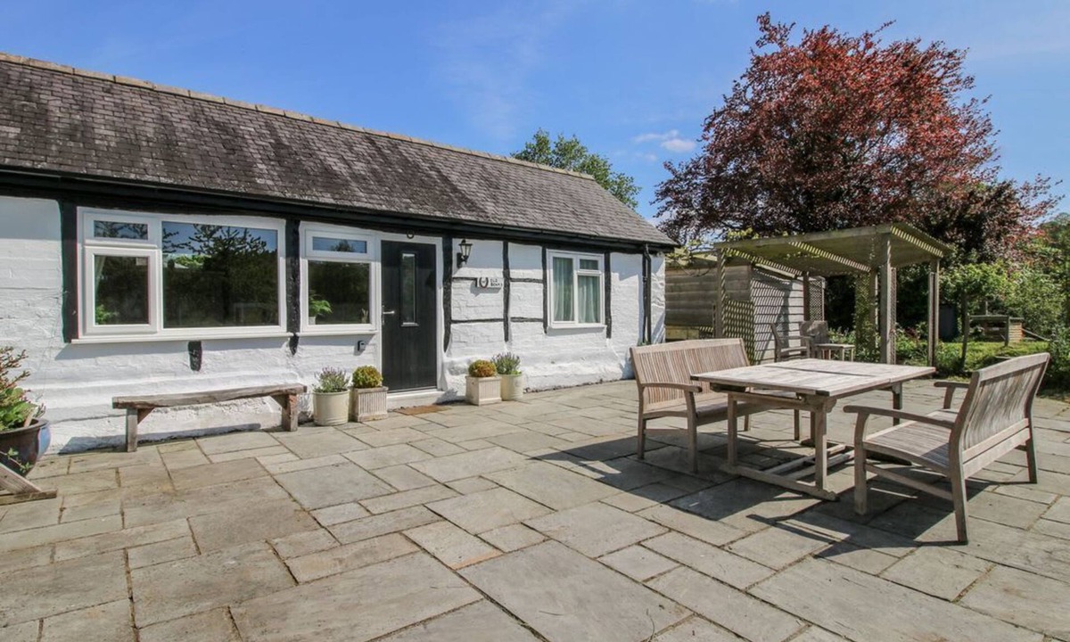 Llansantffraid-ym-Mechain Cottage | Charming Old Beams Retreat