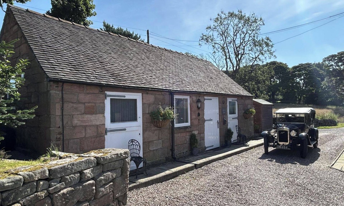 Cauldon Low House | Charming Rustic Barn Conversion Alton Towers Peaks