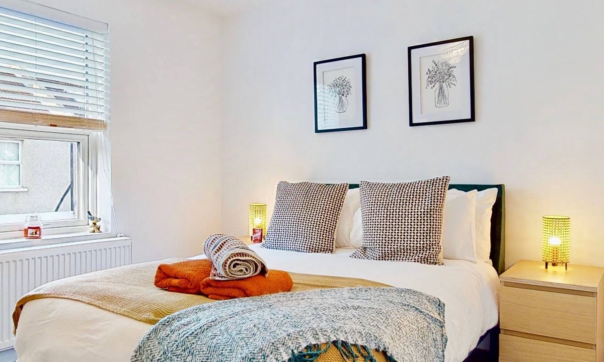 Stone House | Charming Victorian Terrace House Minutes from Station