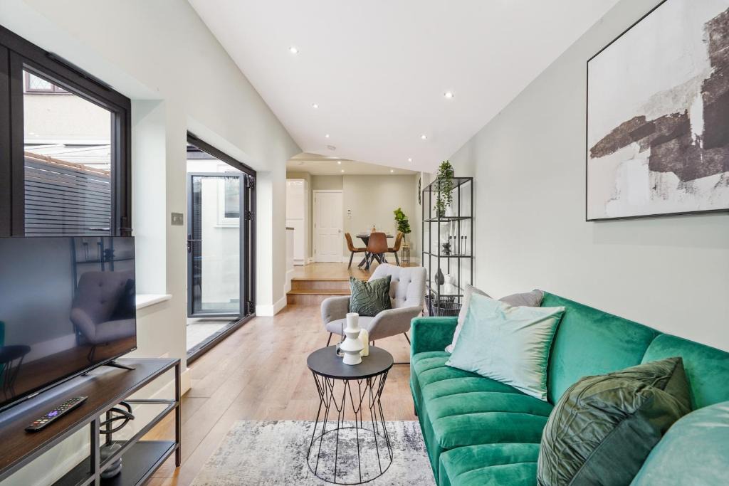Abbey Apartment | Charming Wimbledon 3-Bed Apt with Outdoor Area
