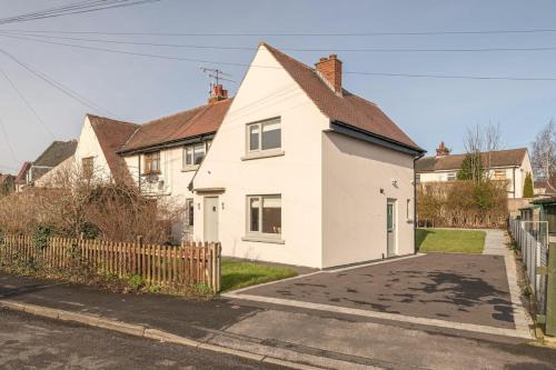 Otley Apartment | Chevin Forest Home with Cinema Style Room FULL HOUSE