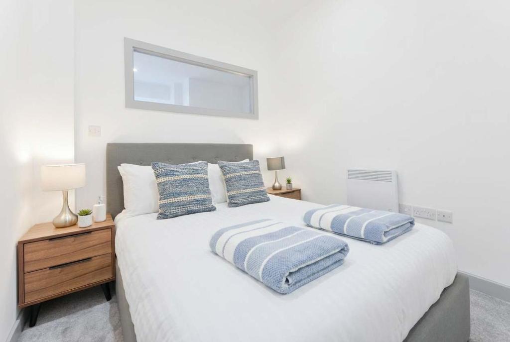 Brierley Hill Apartment | Chic 1-Bed Dudley Pad with Free Parking