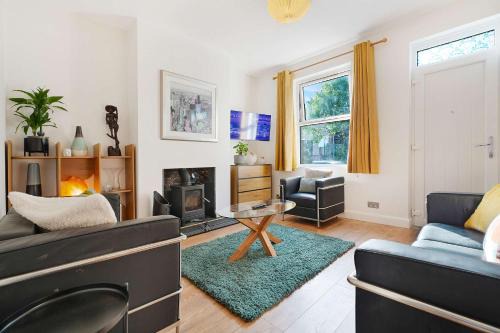 Thurnscoe Apartment | Chic 3BR Rotherham Parking WIFI By stay with us