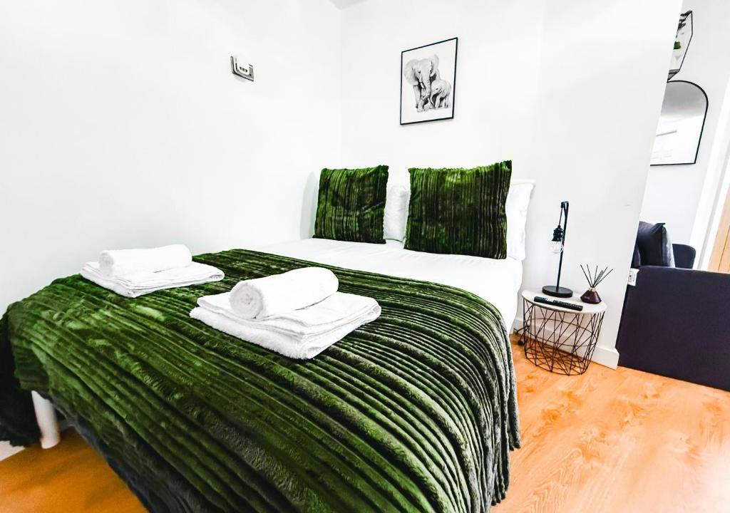Pudsey Apartment | Chic Studio, Free parking, Sleeps 2