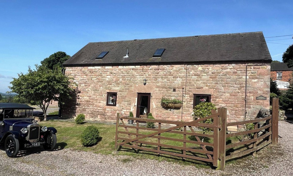 Cauldon Low House | Classy Rustic Barn Conversion Alton Towers Peaks