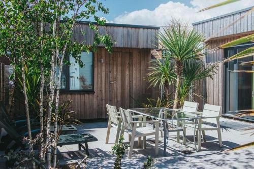 Lydd House | Coastal Courtyard with Hot Tub, Greatstone