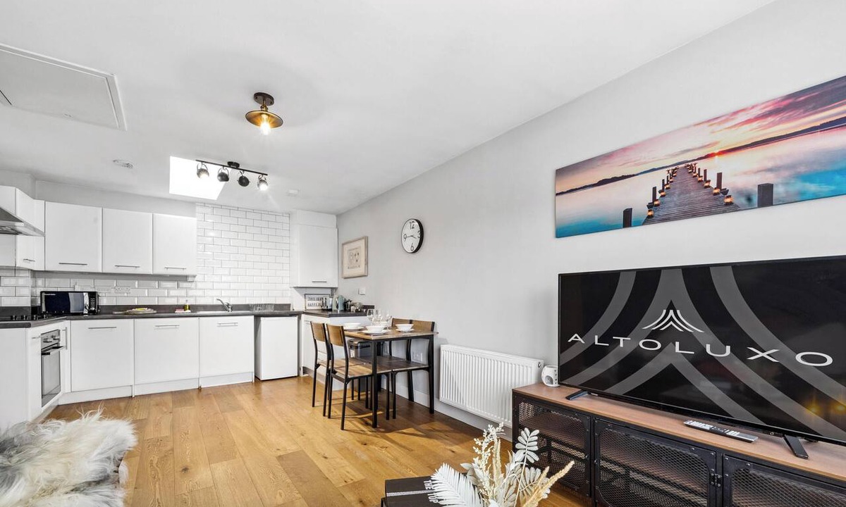 Emersons Green Apartment | Comfortable 1BD House with Fast WiFi | Transport
