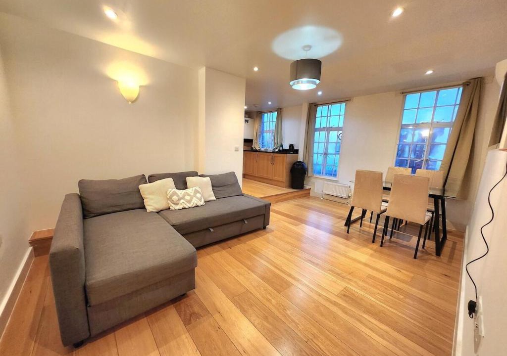 Stockwell Apartment | Comfortable 2BR Flat - 1 Min to Tube, Sleeps 6
