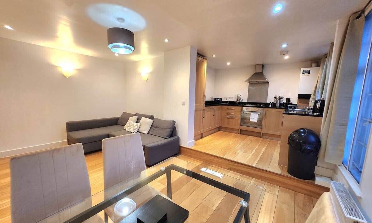 Stockwell Apartment | Comfortable 2BR Flat - 1 Min to Tube, Sleeps 6