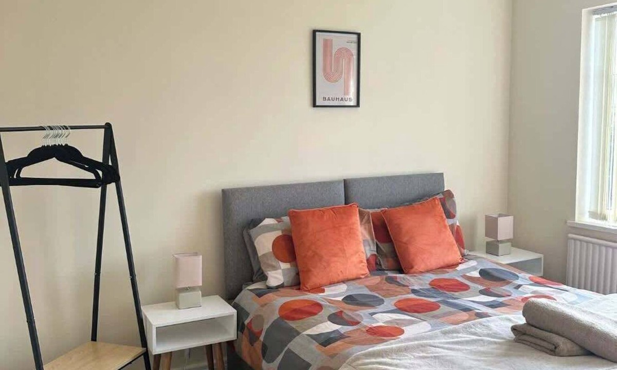 Ewloe House | Comfortable 3BR Sleeps 7 | Contractor Stays