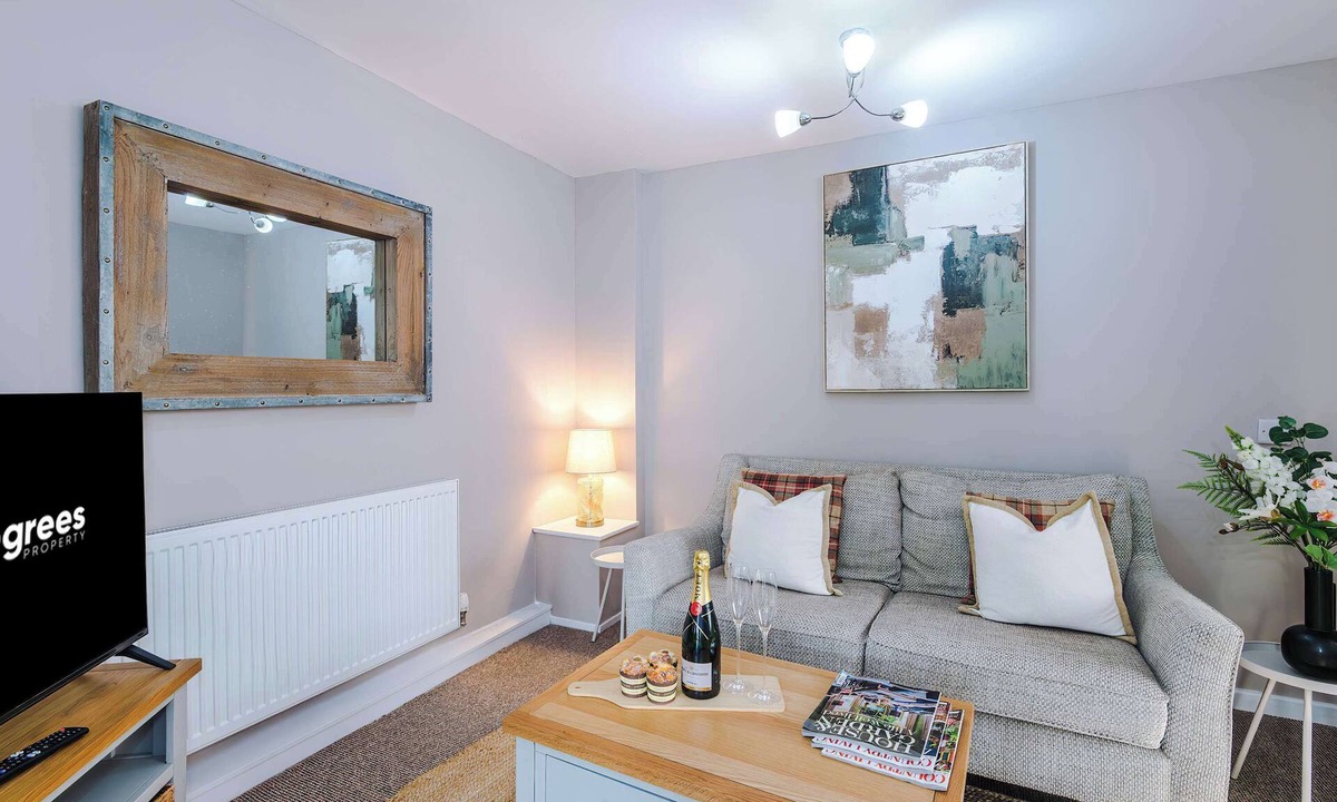 Elton House | Comfortable 4 Bed Home, Perfect for Business Stays