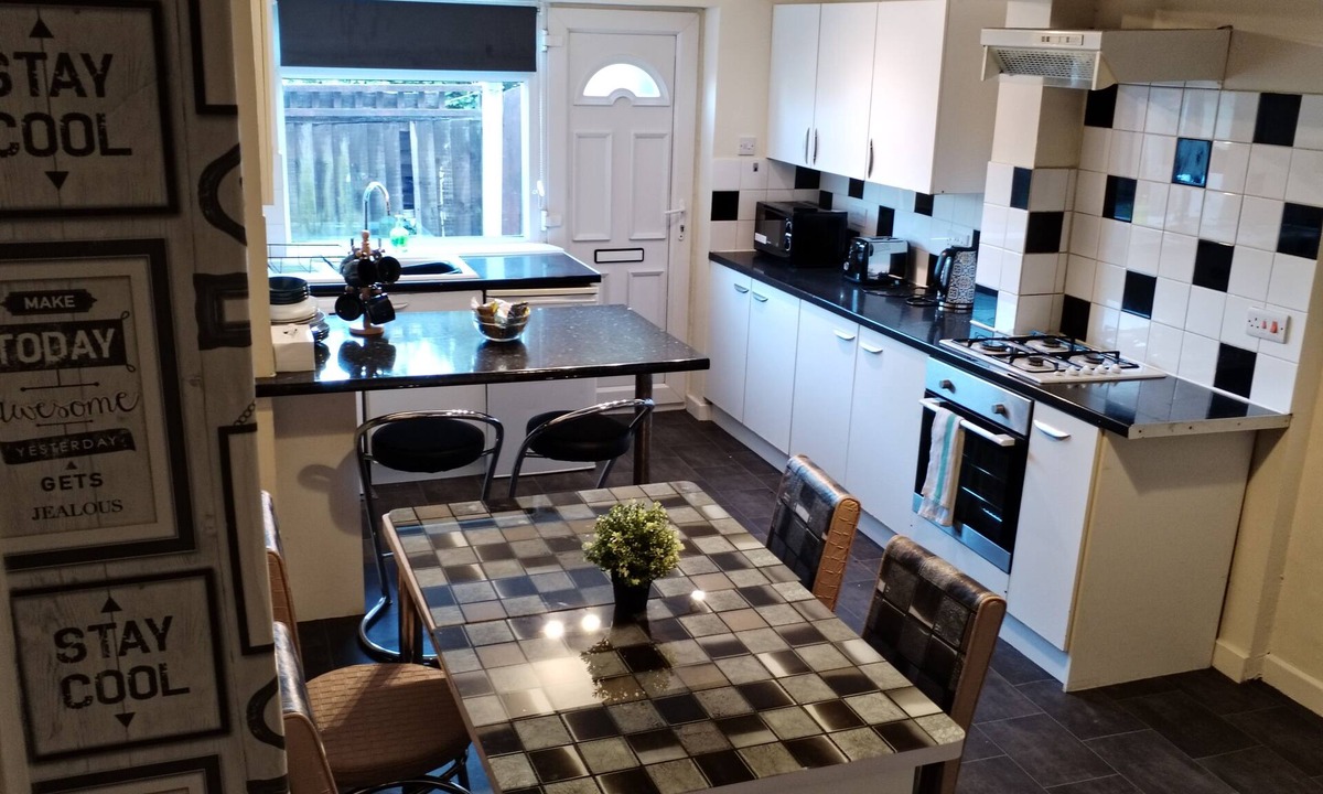 Hucknall House | Comfortable 4-bed House in Hucknall, Nottingham