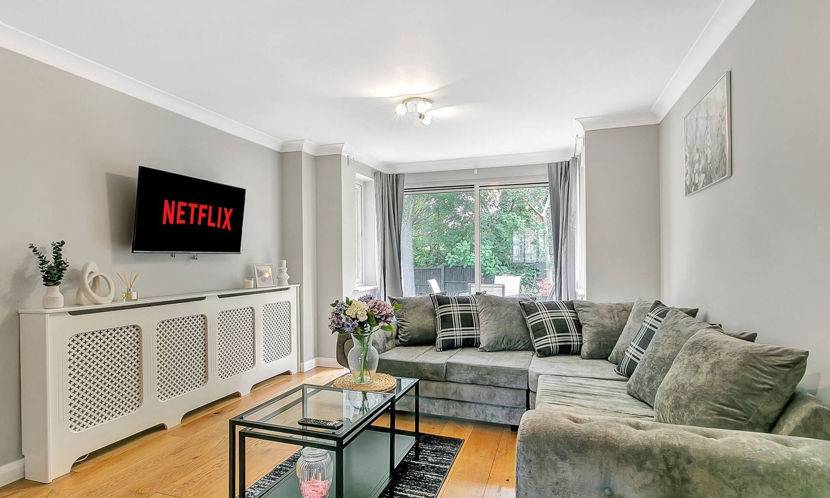 Runnymede House | Comfortable 5-Bedroom home- Parking - Smart TV - Business Ready