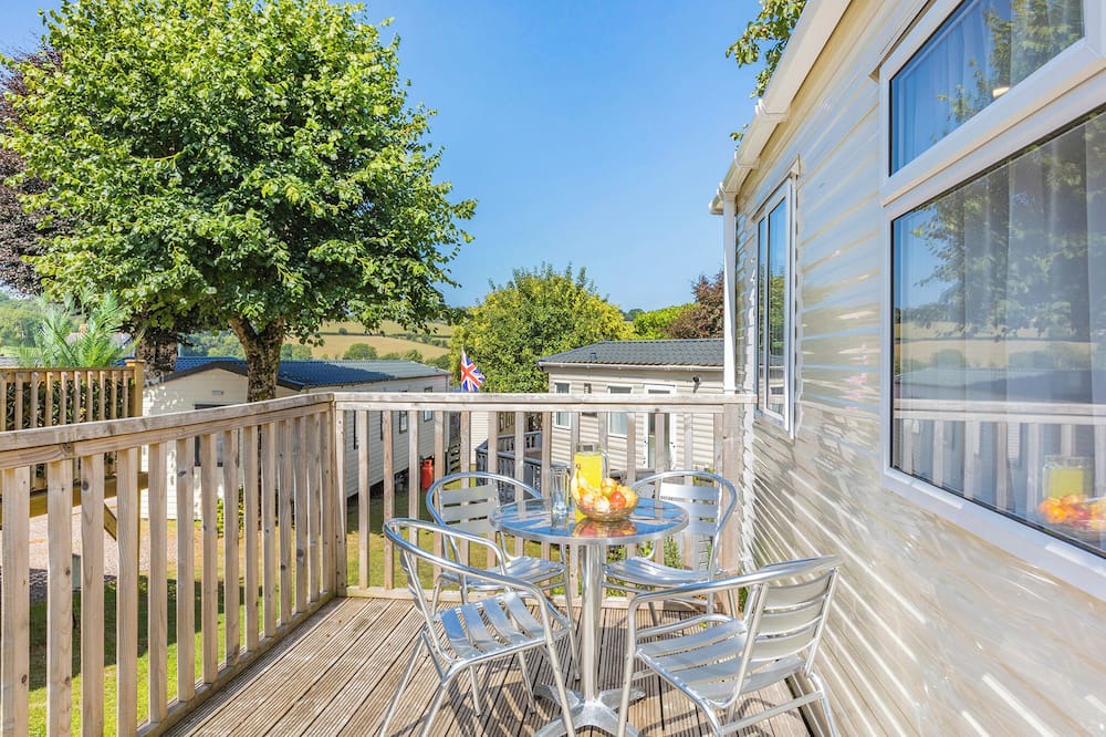 Axminster Apartment | Comfortable and modern 12ft-wide caravan with one double and one twin bedroom.
