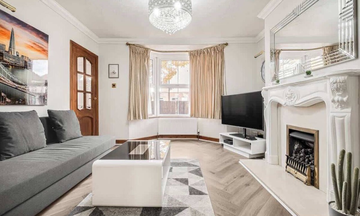 Bedford House | Comfortable and spacious home. FREE Parking.