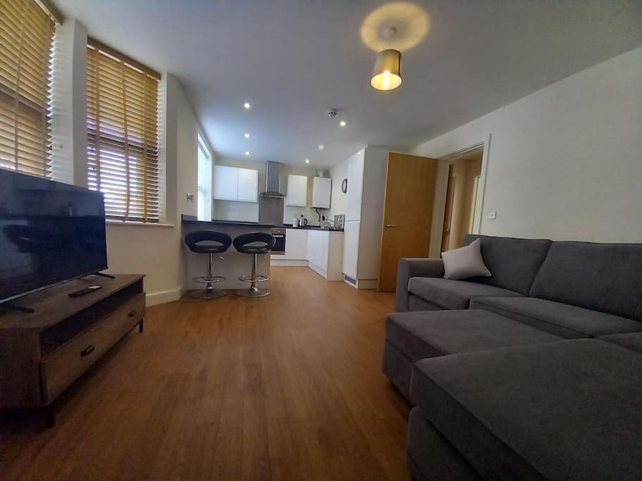 Beeston Apartment | Comfortable and spacious 2 bedrooms Free parking