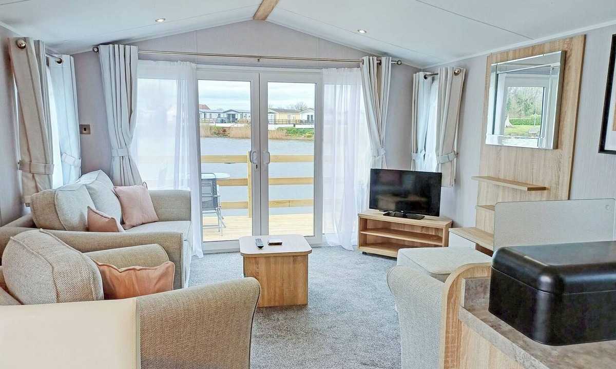 Ryther House | Comfortable caravan with one double with en suite shower room, and one twin.