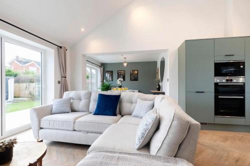 Cheltenham House | Comfortable & Contemporary 5-Bed 3 Bathroom Home