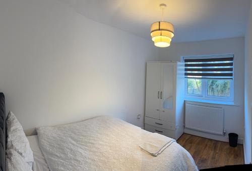 Cradley House | Comfortable double room with shared spaces