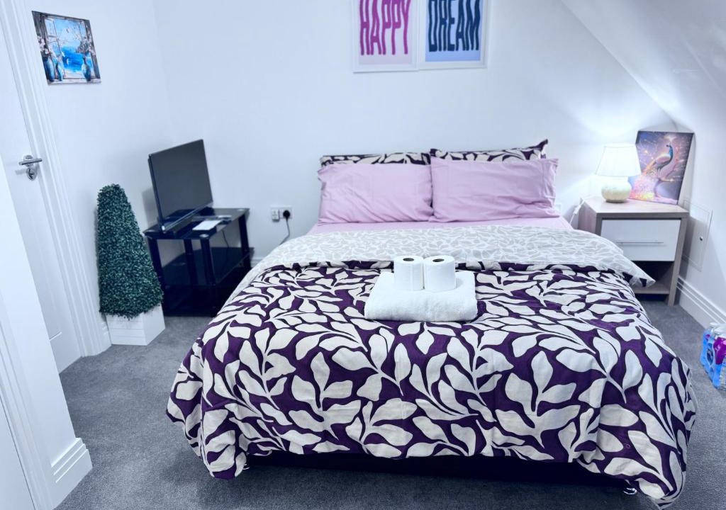 Peterborough House | Comfortable En-suite room in peaceful Hampton Home