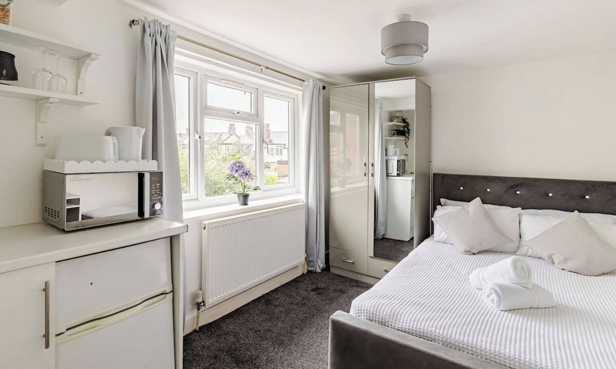 Oxford House | Comfortable ensuite bedroom in the heart of Cowley