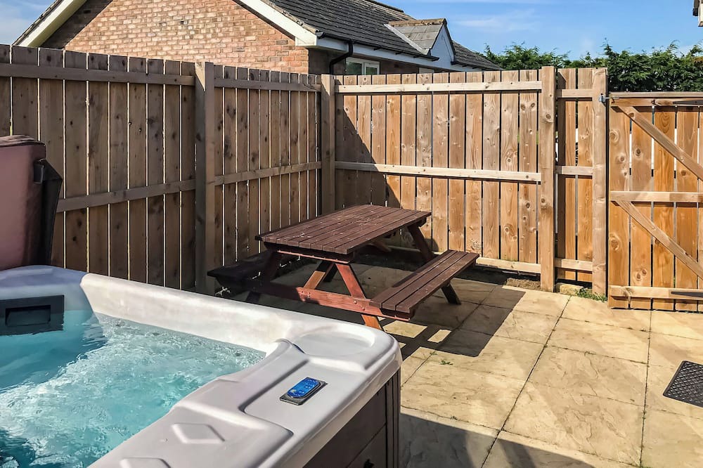 Bridlington Cottage | Comfortable modern cottage with one double and one with adult size bunks.