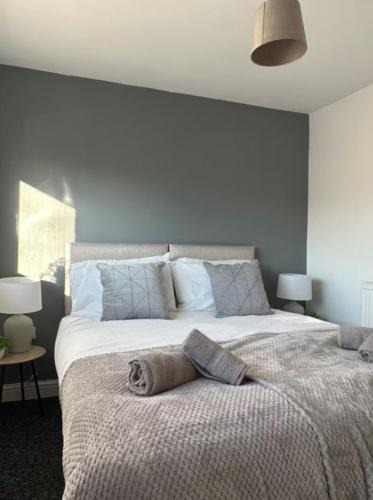 St Helens Apartment | Comfy 1 BR Apartment - Sleeps 2 with Free Parking!