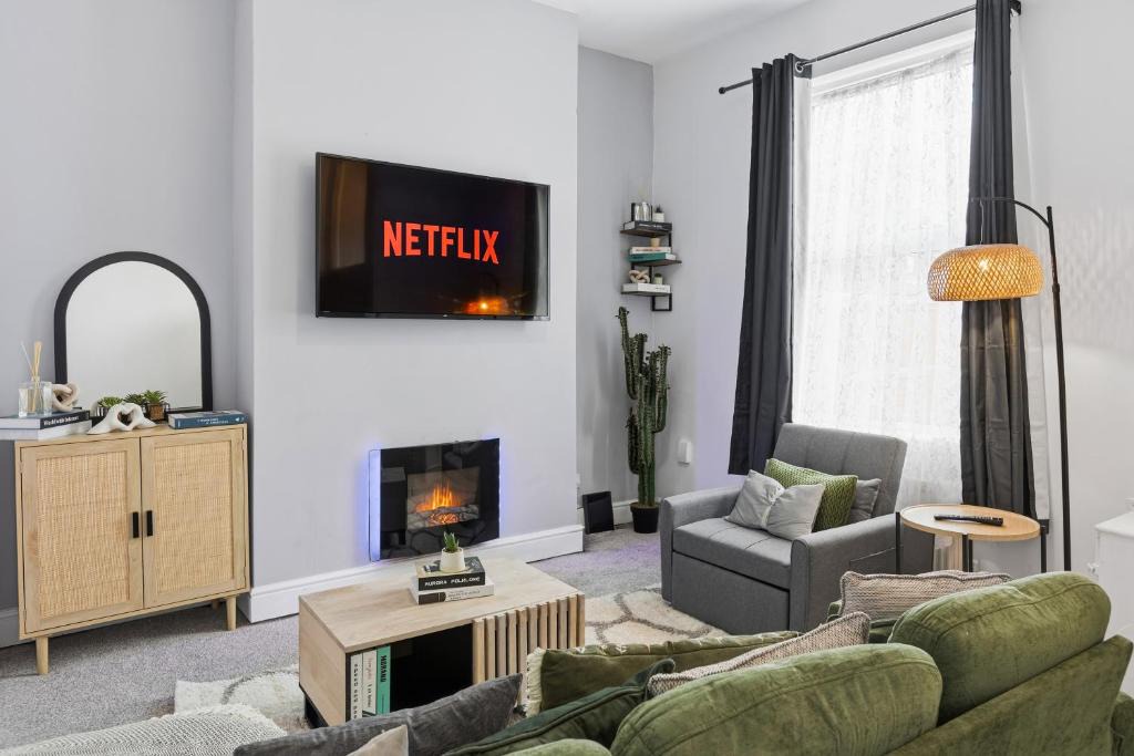 Bury House | Comfy & Spacious Home, Fast Wi-Fi , free Parking, Sleeps 7 , Long Stays Welcome, Bury city centre