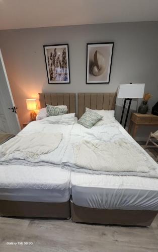 Edgware Apartment | Compact Studio Nook Modern, Warm, Inviting