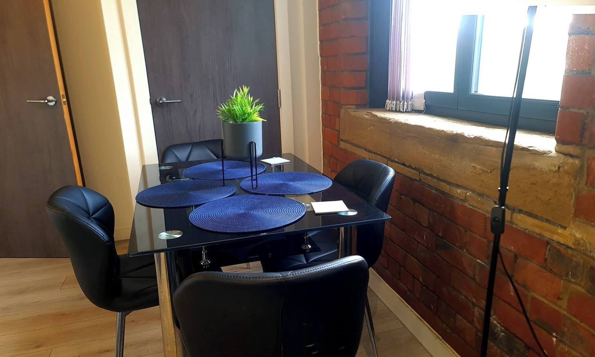 Bradford Apartment | Contractor Friendly 2BR Weekly, Monthly Discount